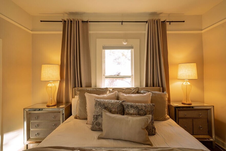 Building Photo - 112 E 16th St