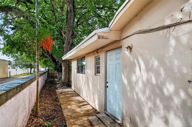 Building Photo - 762 NE 131st St