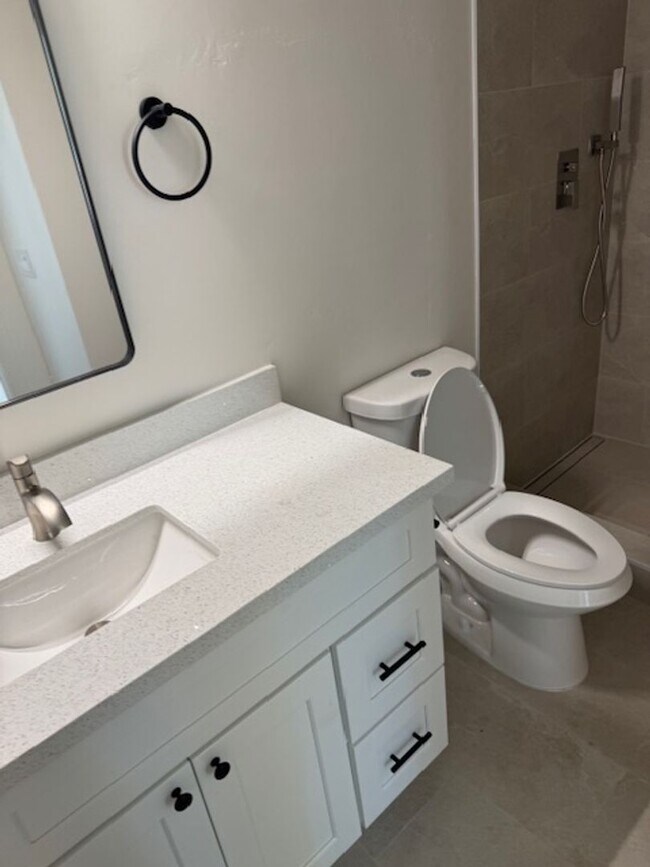 Building Photo - 677 Whyte Ave