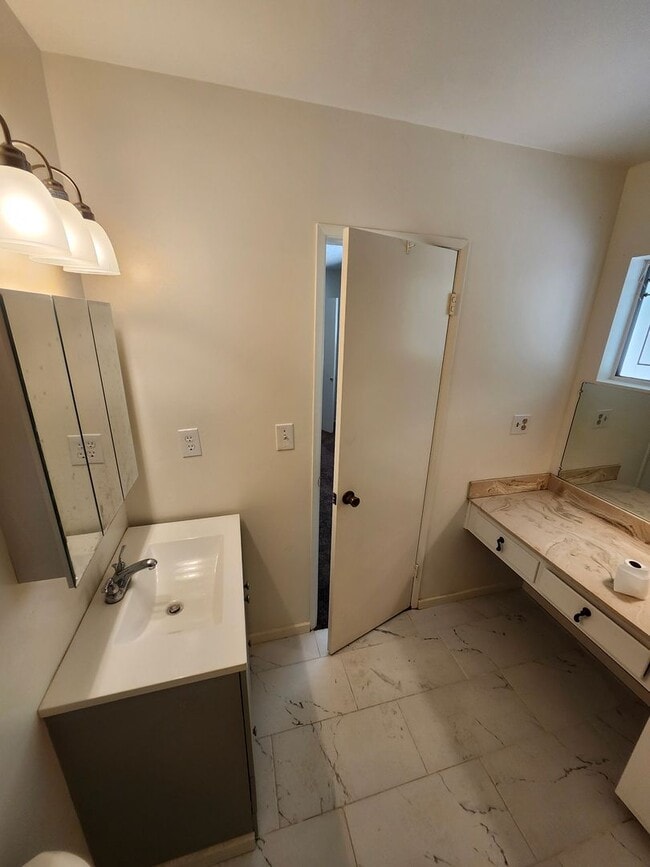Building Photo - Newly Renovated! Spacious 4-Bed, 2-Bath Ho...