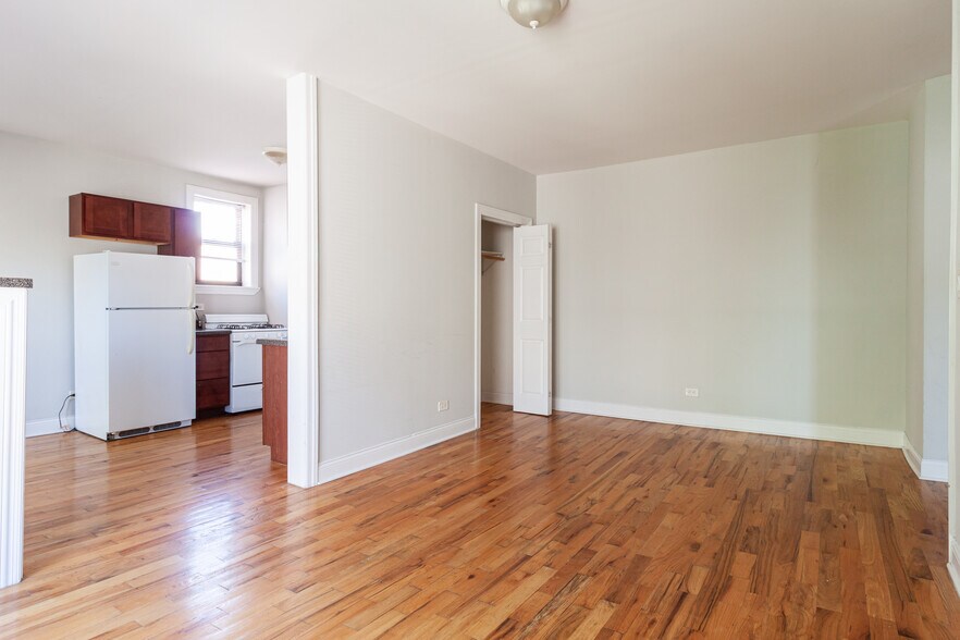 Building Photo - 626 W Cornelia Ave