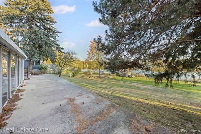 Building Photo - 2739 Lakeridge Ave