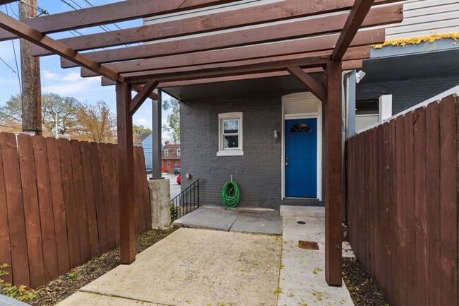 Building Photo - Beautiful 3BR 2.5 BA Townhouse in Downtown...