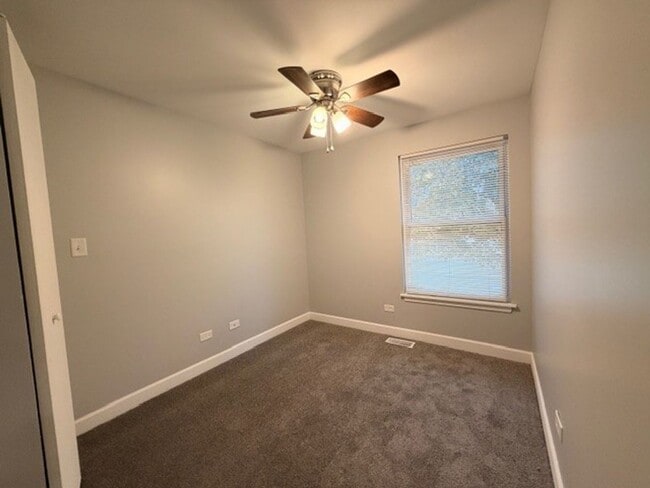 Building Photo - Large 3 Bedroom 1 Bath Townhome