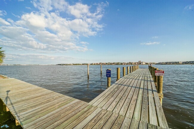 Building Photo - 351 Lakeside Ln