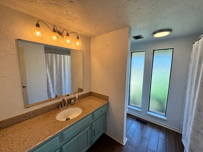 Building Photo - Charming and spacious with thoughtful updates! This 3 bed 2 bath feels new and trendy, schedule y...