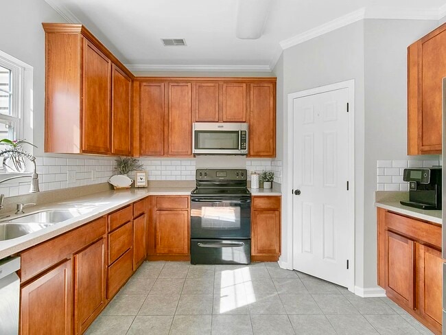 Building Photo - 102 Lamplighter Ln