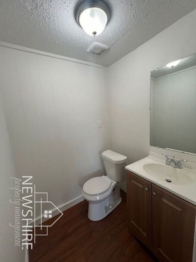 Building Photo - 458 Arch St