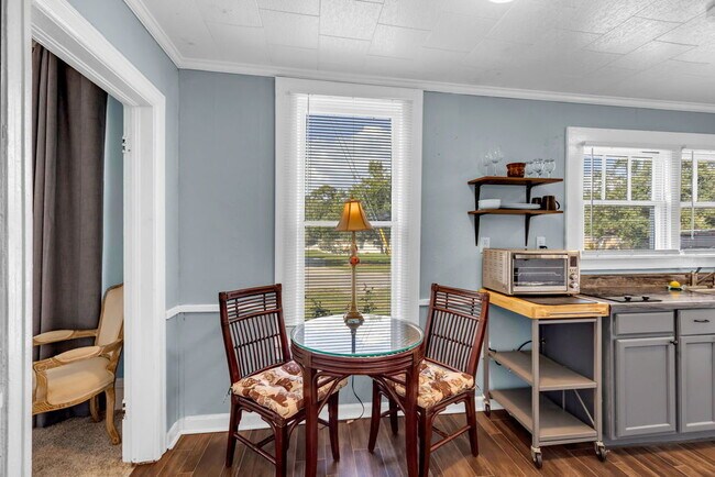 Building Photo - 1100 SF suite/apt in Historic Home, 1 bed/...