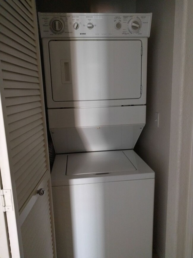 Building Photo - GREAT 2 BED, 2 BATH CONDO! READY FOR IMMED...