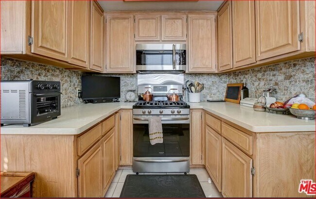 Kitchen - 10475 Eastborne Ave