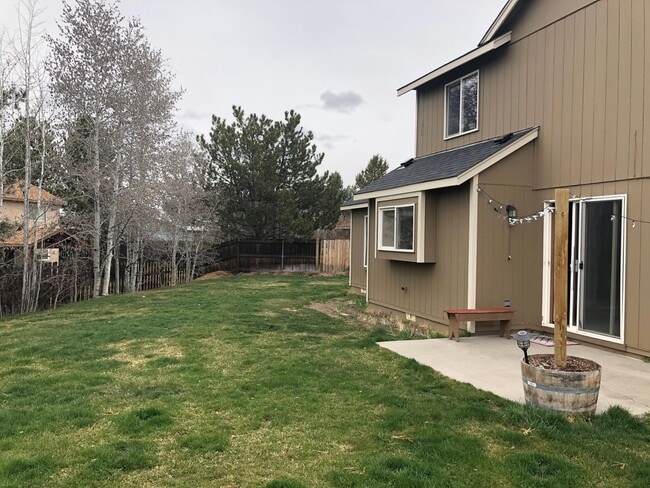 Building Photo - Large 3 Bed/2.5 Bath Located in Providence Neighborhood