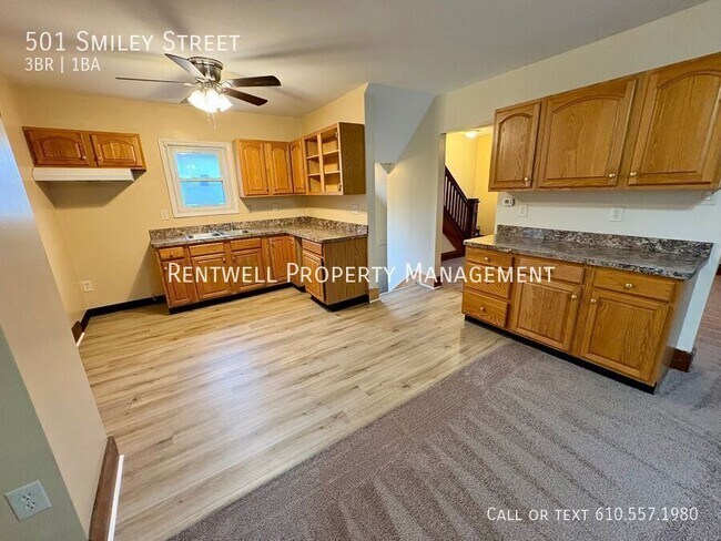 Building Photo - 501 Smiley St