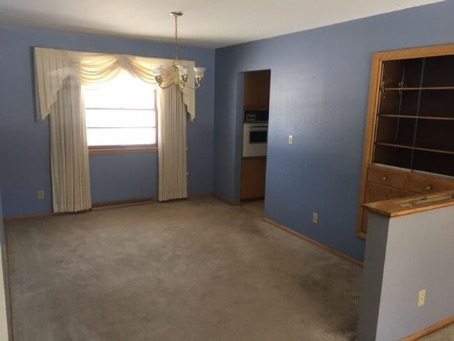 Building Photo - 3 Bedroom Home w/ Attached garage & Large basement. Washer/Dryer Included
