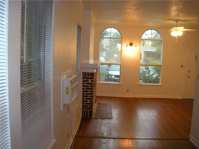 Building Photo - 1607 Palma Plaza