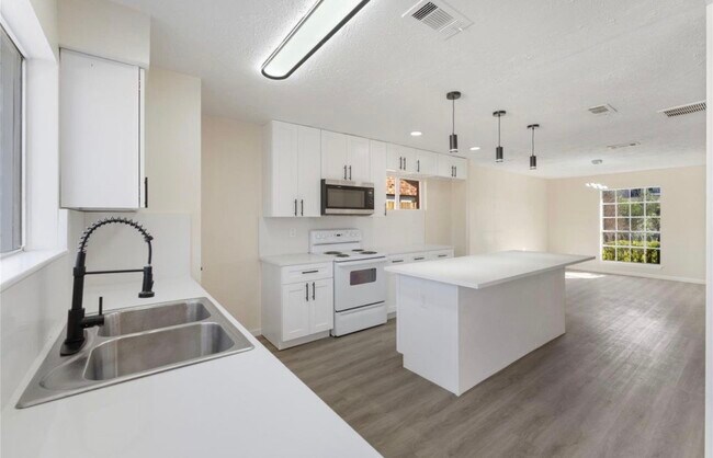 Building Photo - 12411 Drifting Winds Dr
