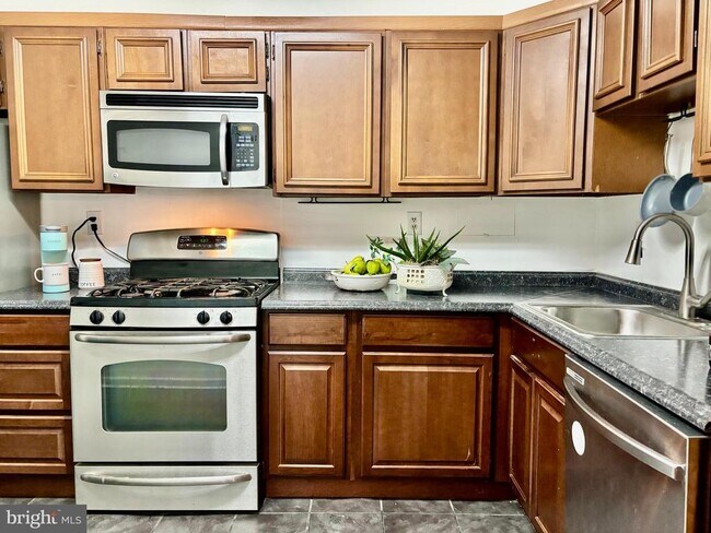 Building Photo - 1300 Army Navy Dr