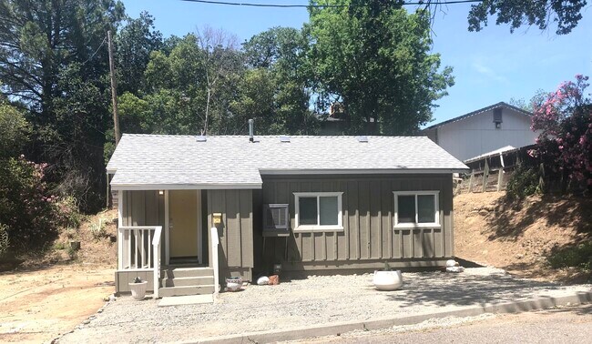 Building Photo - 1246 Oak St