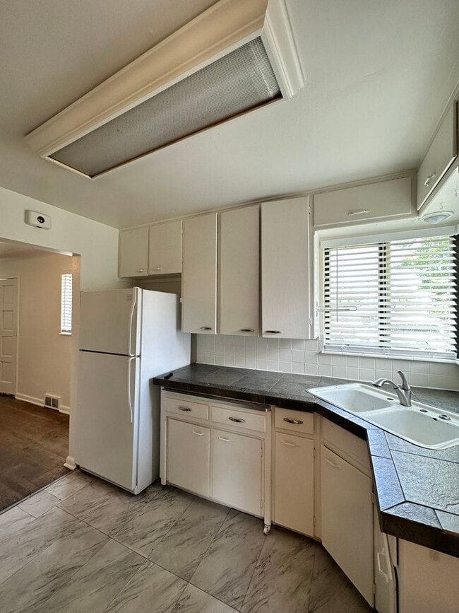 Building Photo - Awesome ranch style home 2bed+2offices 2ba...