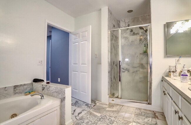 Building Photo - 340 THE Prom