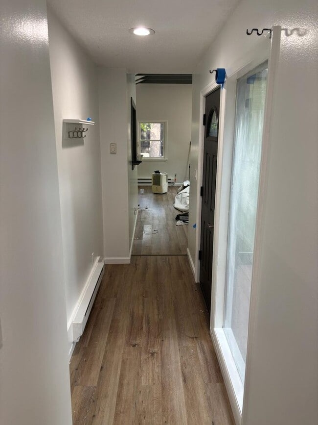 Building Photo - Beautifully remodeled 3 bedroom home in an...