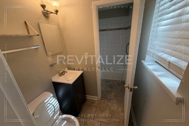 Building Photo - 1504 Dauphin St