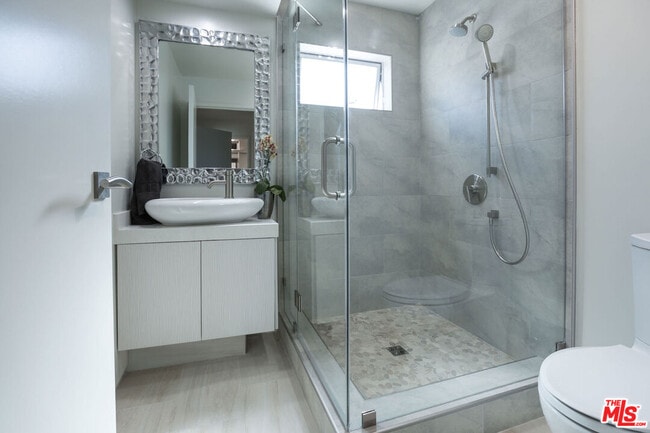 Building Photo - 613 6th Ave