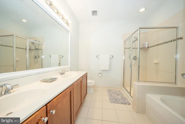 Building Photo - 300 W Elm St