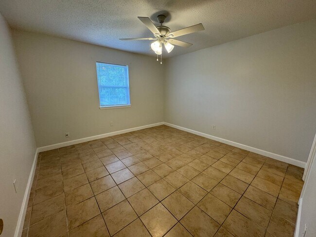 Building Photo - Gulf Breeze - Greenbriar Estates - 2 bedro...