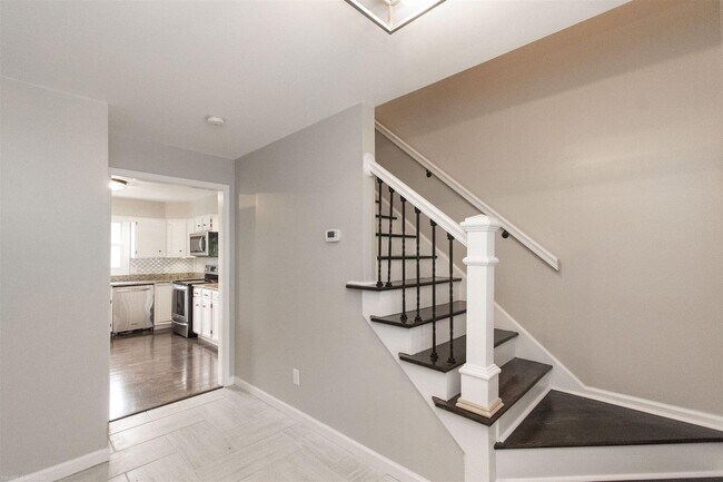 Building Photo - 6 bed/3 1/2 bath.  Pet Friendly