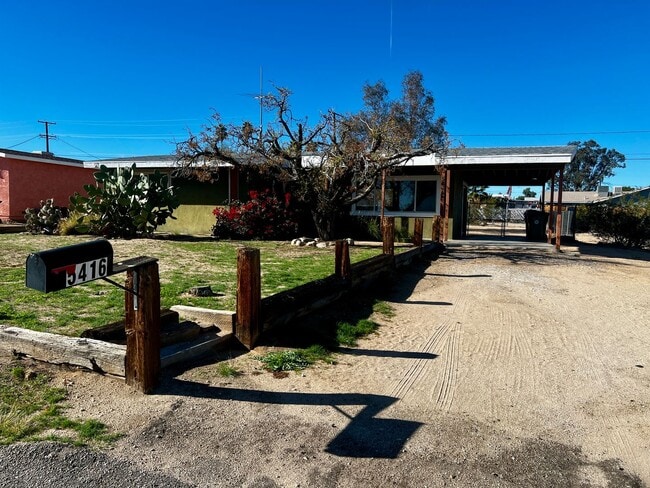 Building Photo - 2 Bedroom 1 Bath - Clean and Close To 29 Palms Marine Base