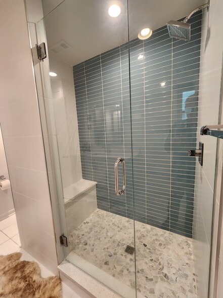 Shower - 506 Shamrock Dr
