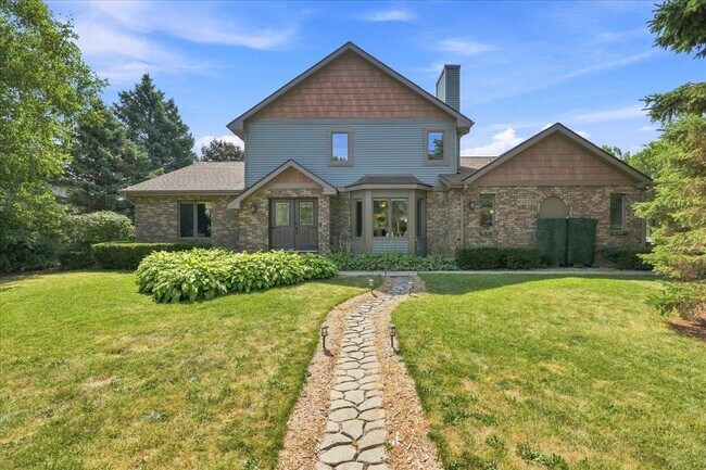 Building Photo - 911 Thomas Dr
