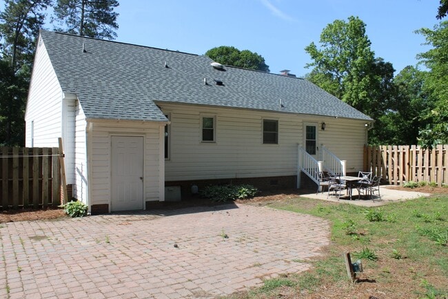 Building Photo - 2704 Nottingham Rd NW