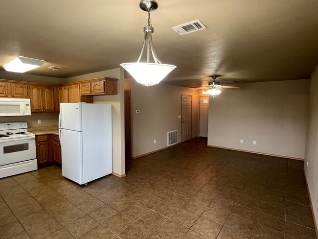 Building Photo - 1528 E 11th Cove