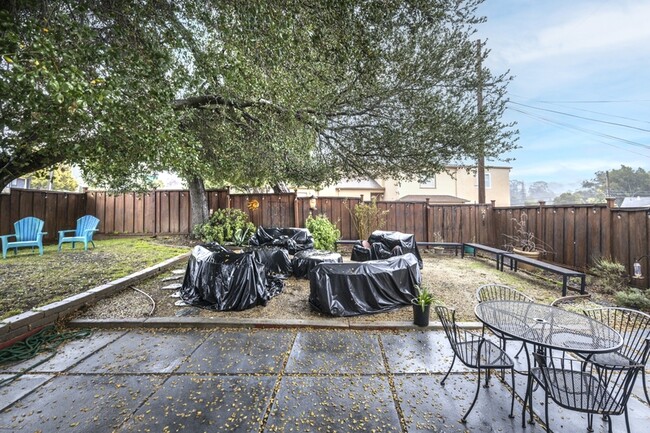 Building Photo - 3440 Oak Knoll Blvd