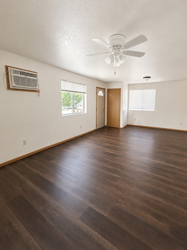 Building Photo - Large Upstairs 2 Bedroom in Faribault