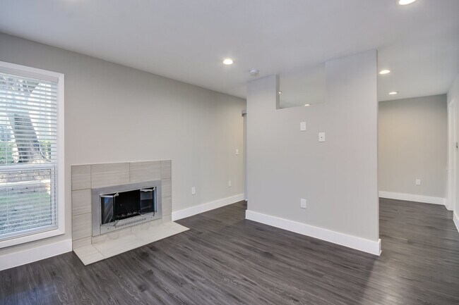 Building Photo - 935 La Posada Dr