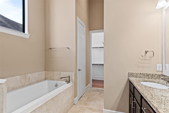 Building Photo - 1411 Elgin St