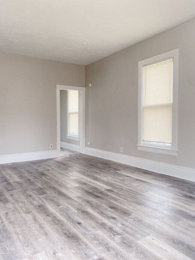 Building Photo - Large 2 bed 1 bath house