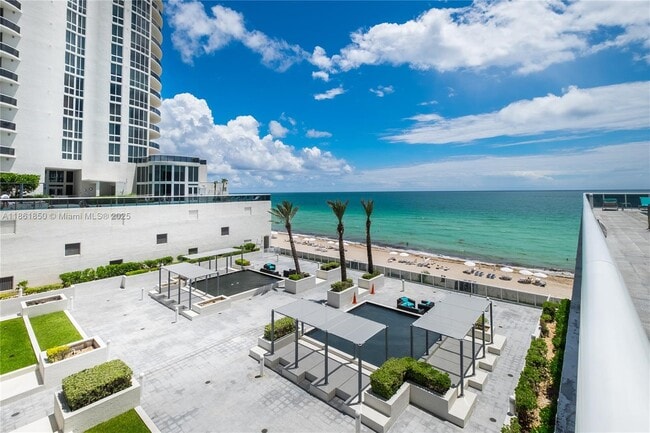 Building Photo - 15811 Collins Ave