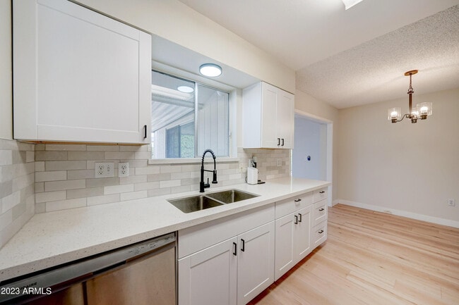 Building Photo - 10144 W Cheryl Dr