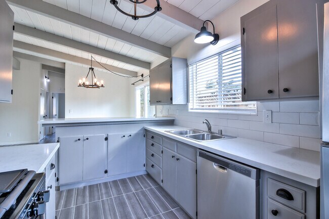 Building Photo - Mar Vista Dr.- Duplex
