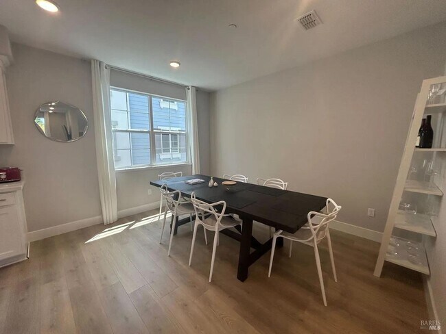 Building Photo - 312 Pear Tree Ter