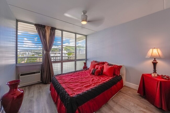 Building Photo - Lovely Renovated 2 Bedroom Condo