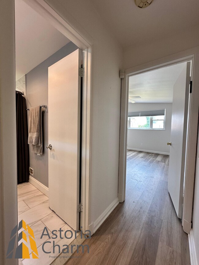 Building Photo - Spacious 4 Bedroom + Den Home with Private...