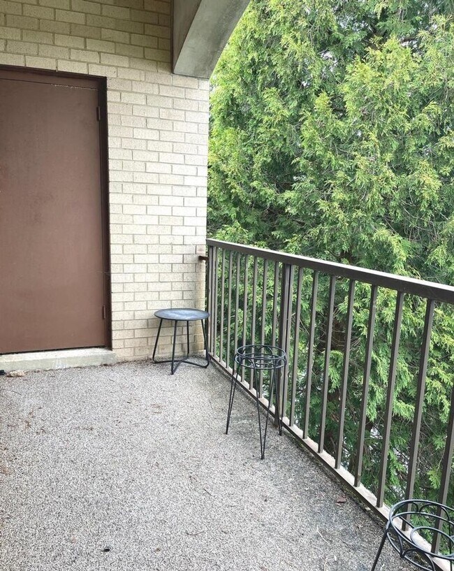 Building Photo - Beautiful 2BR 2BA top floor condo located ...