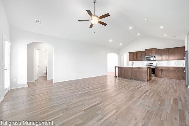 Building Photo - A Blend of Modern Luxury and Comfort