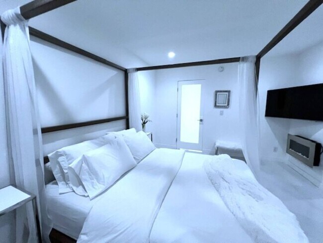 Building Photo - 11645 Montana Ave