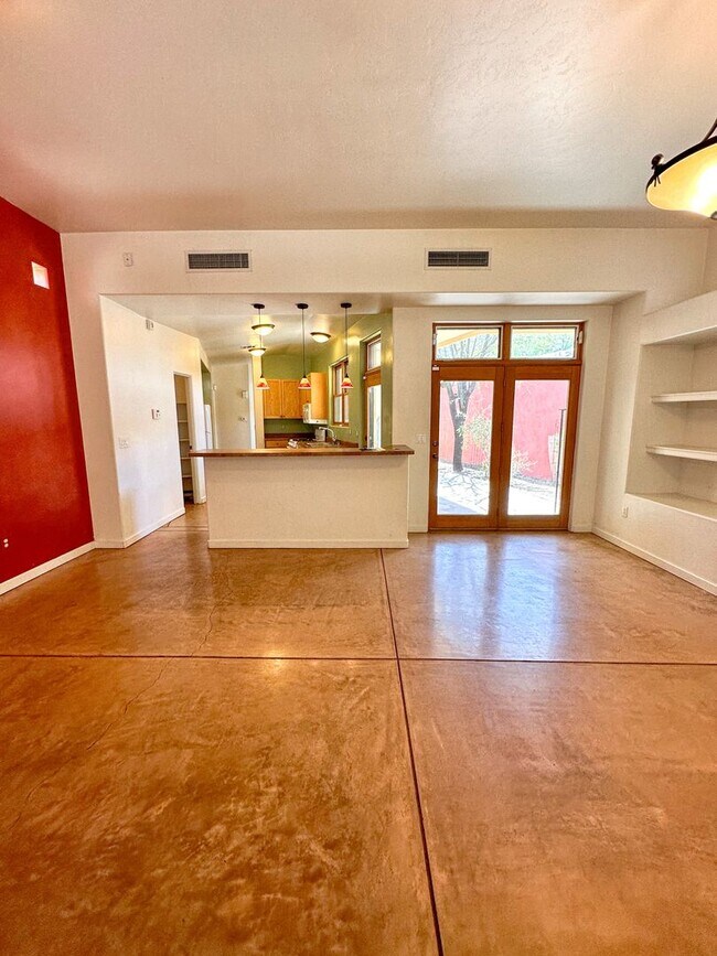 Building Photo - 3 bedroom 2 bath - close to Downtown